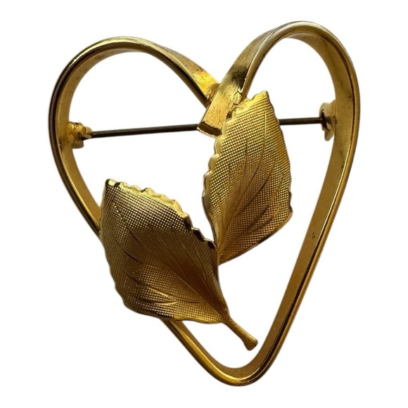 Jewelry - Vintage heart leaf brooch
